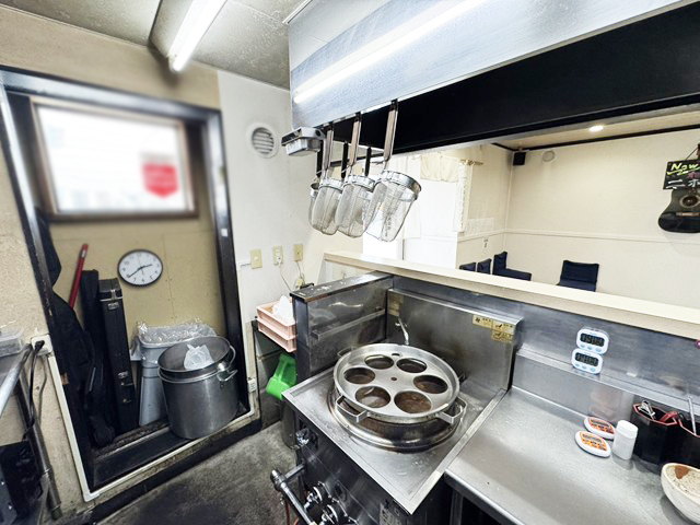 西岡エリア 近隣飲食チェーン店など多数 駐車場2～3台 ラーメン居抜き物件！ : 水源地通沿いラーメン店居抜き物件！