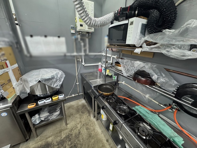 【前面3台あり】白石区の15坪弁当製造販売店居抜き！ : 店舗間口の広い1階路面店