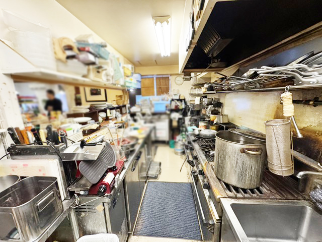 菊水駅徒歩1分 専用階段付き2階26坪 洋食店居抜き物件！ : 内装状態良好！