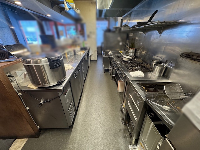 【南郷18丁目駅エリア】駐車場5台付き・1階路面21坪の洋食店居抜き : 