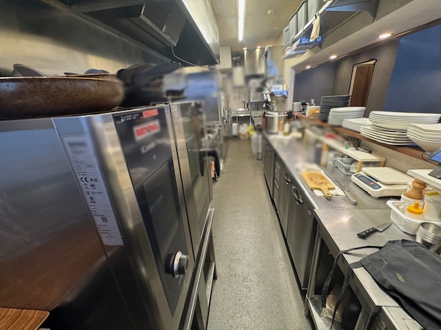 【南郷18丁目駅エリア】駐車場5台付き・1階路面21坪の洋食店居抜き : 